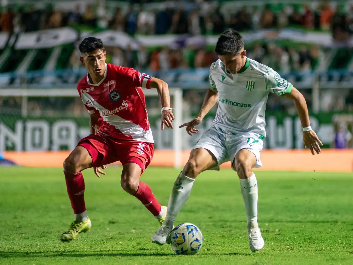 Gonzalo Ríos y Alan Rodríguez disputan la pelota.