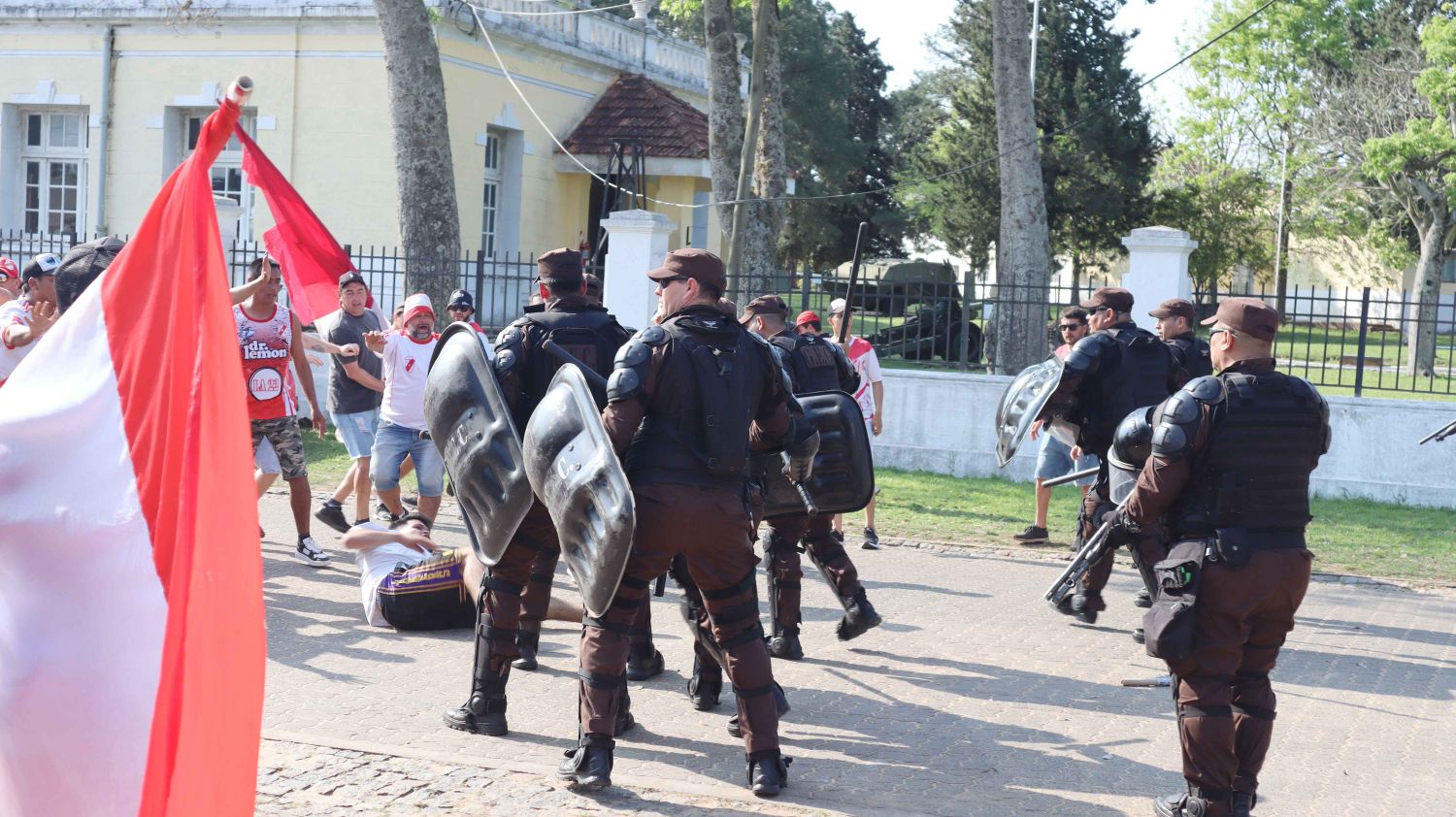 Hinchas demorados tras enfrentarse con la Policía