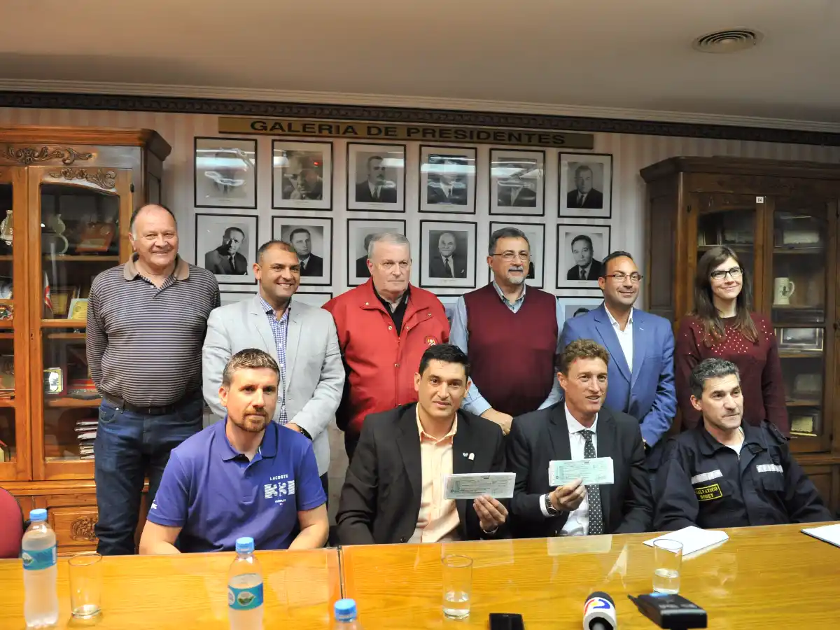 El municipio entregó ayuda económica para nuevo camión de Bomberos 
