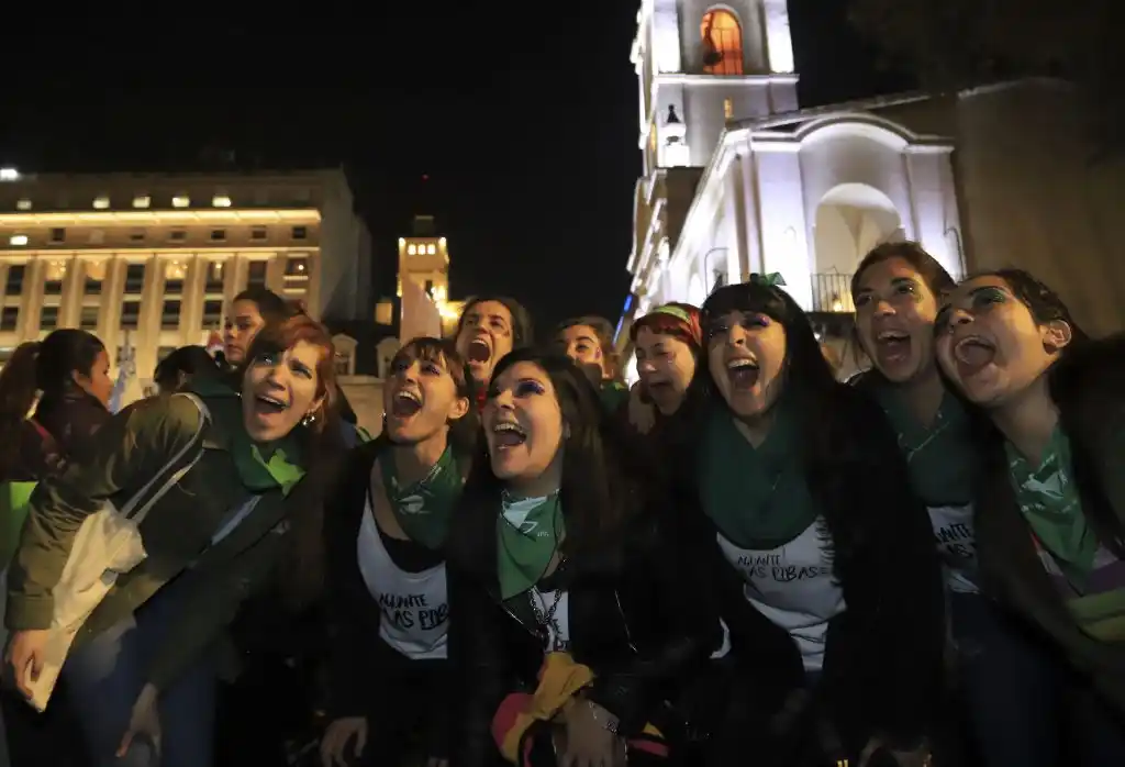 Una multitud marchó contra la violencia machista y por la legalización del aborto