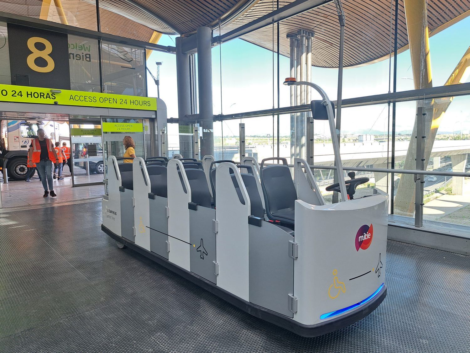 El Aeropuerto de Madrid-Barajas moderniza su servicio para personas con movilidad reducida