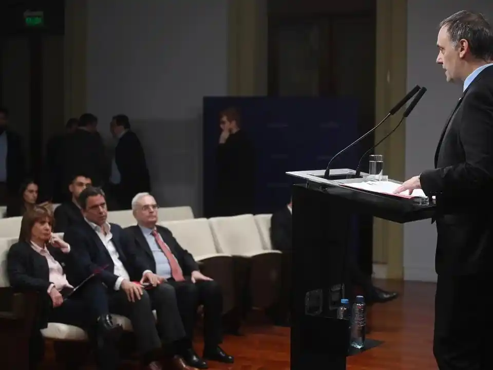 El acceso a la ciudadanía se endurece: habrá que pagar salud y vivir dos años sin salir del país. Foto: Agencia Noticias Argentinas / archivo