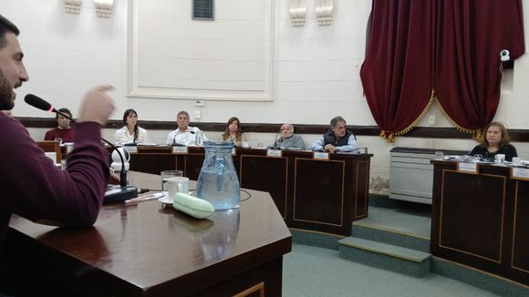 Intendente irrumpió en el Concejo de 25 de Mayo para que no lo investiguen: Denunció que lo quieren destituir