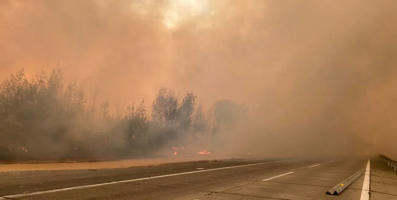 El fuego y humo sobre las rutas chilenas. Crédito: Reuters.
