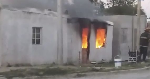 Un incendio consumió una vivienda ubicada en Salta y Azucena