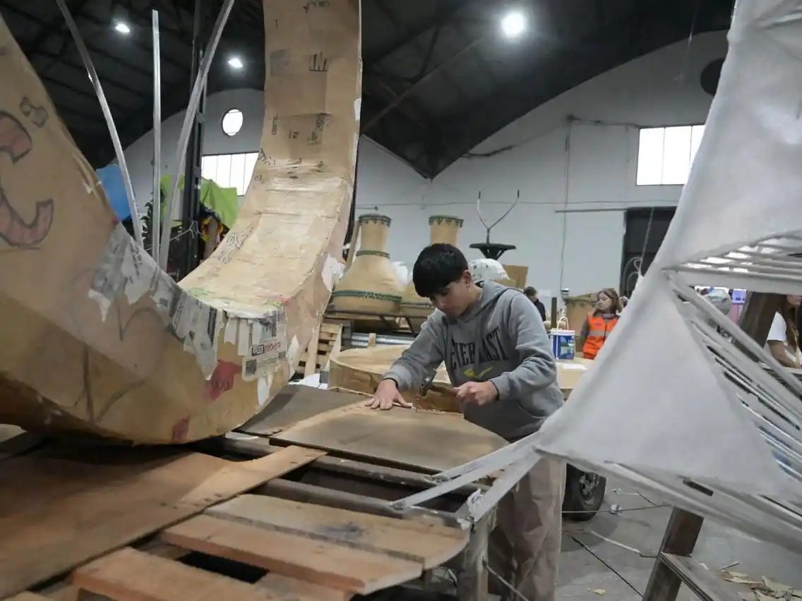Gualeguaychú se prepara para un desfile de carrozas con la mayor participación de estudiantes de los últimos años