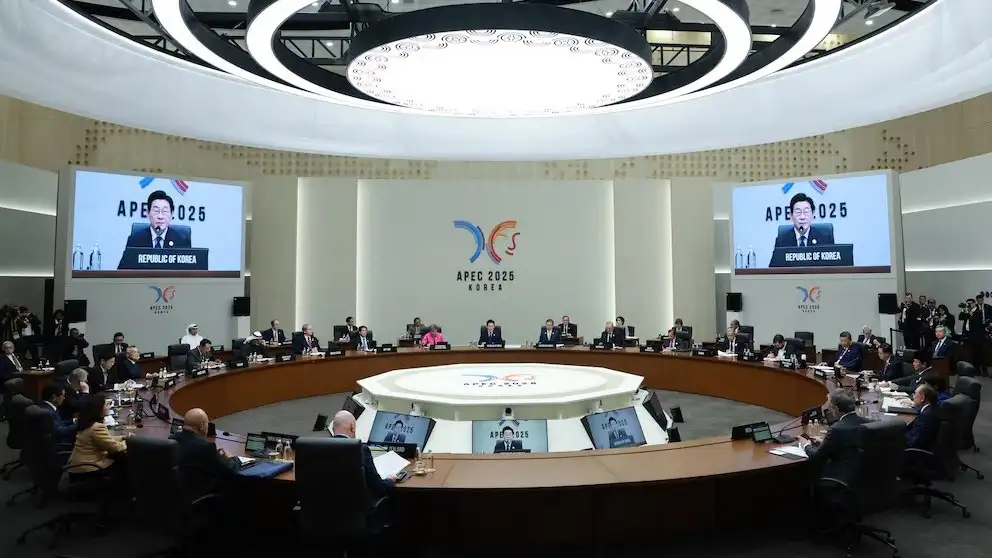 Vista general de la primera sesión de la cumbre del Foro de Cooperación Económica Asia-Pacífico (APEC), realizada en el Centro de Convenciones Internacional Hwabaek de Gyeongju, Corea del Sur (EFE/EPA/YONHAP)