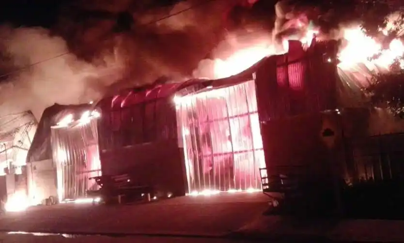 Voraz incendio consumió dos fábricas de Pilar