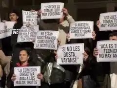 Tras el despido, el Ballet Mayor de El Cielito realizó una protesta en la puerta de la peña