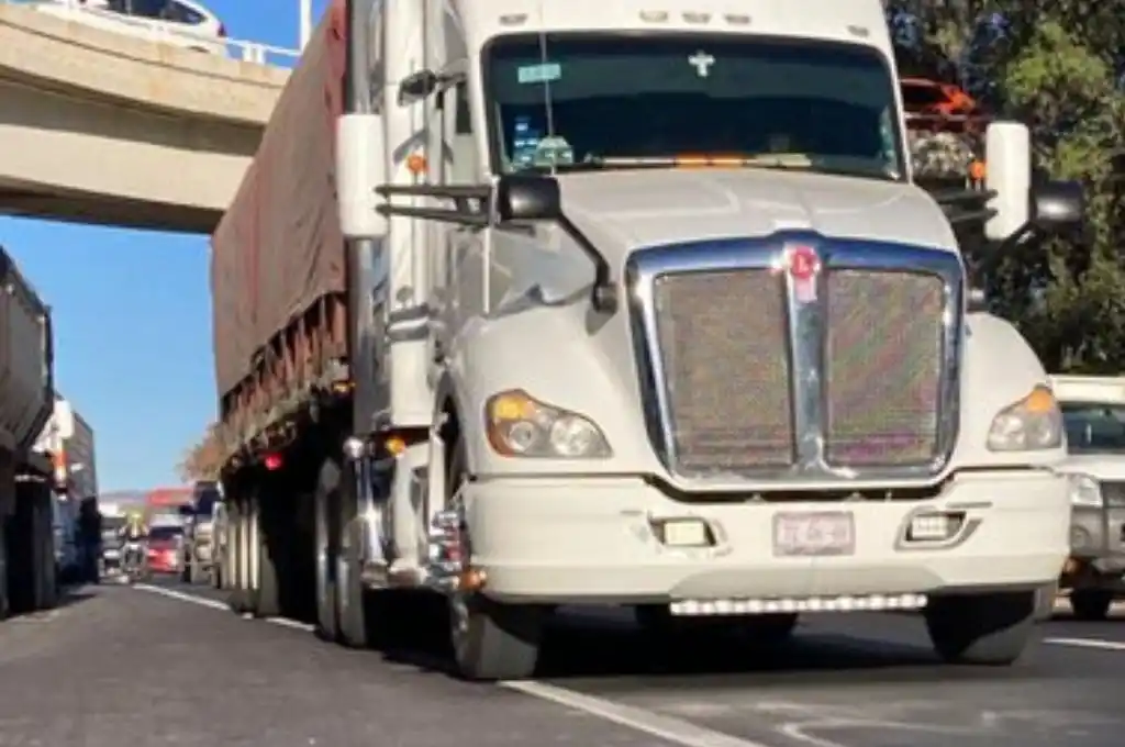 Transportistas de carga se movilizan y cortan rutas en Santa Fe y Buenos Aires