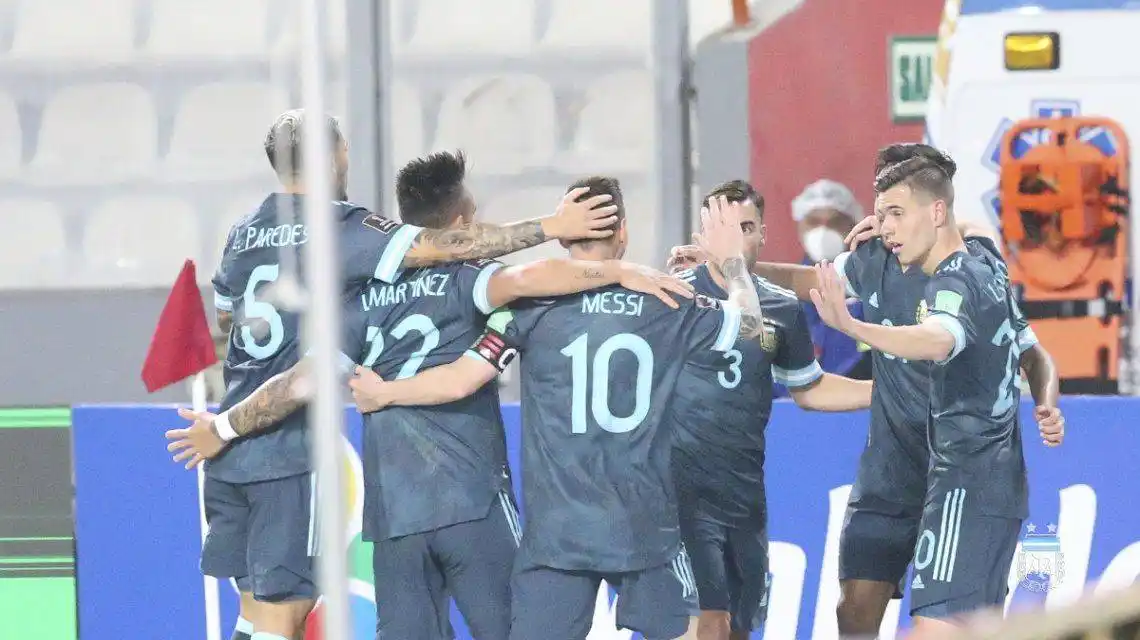 Victoria de Argentina en Perú, con goles de Nico González y Lautaro Martínez
