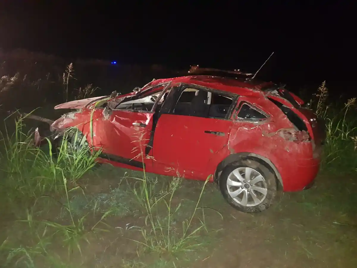 Sanfrancisqueñas lesionadas al volcar su auto en la ruta 13 