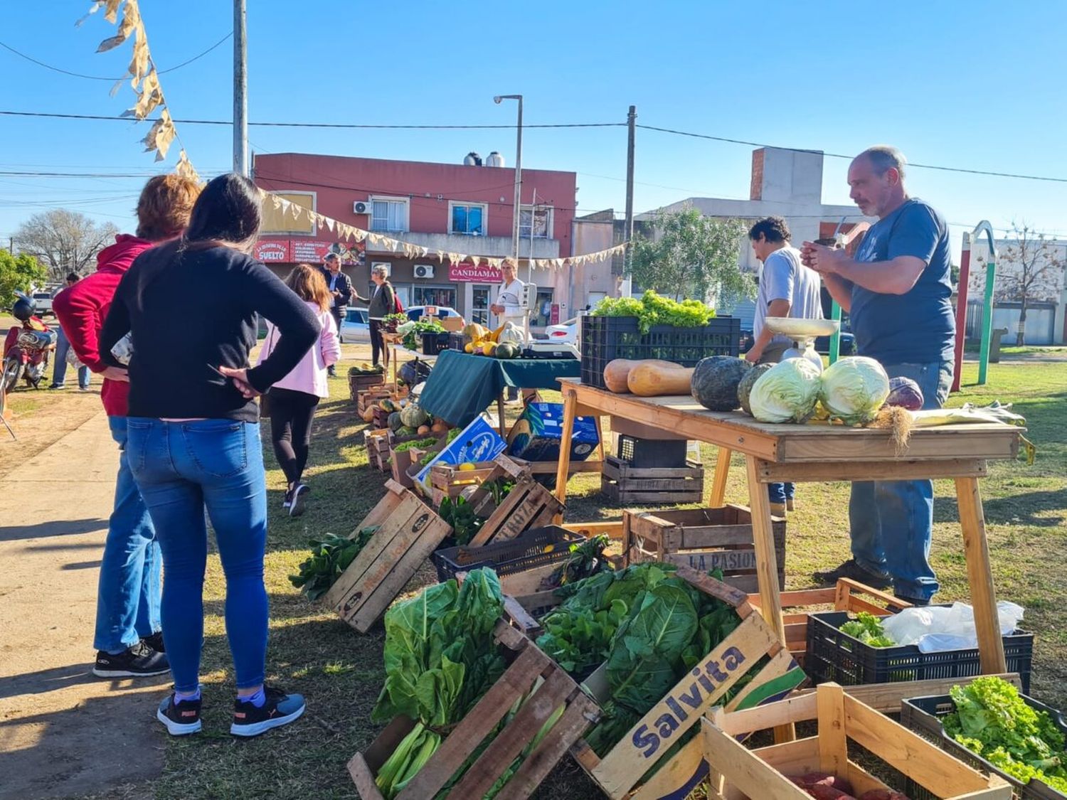 Presencia de “Huerteros en tu barrio” en la plaza De la Familia 