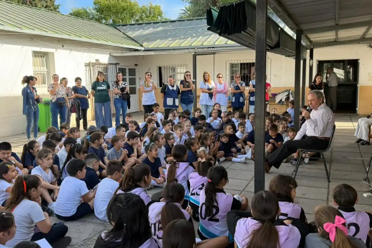 Pipo Pescador está en Gualeguaychú y recorrió diferentes instituciones educativas