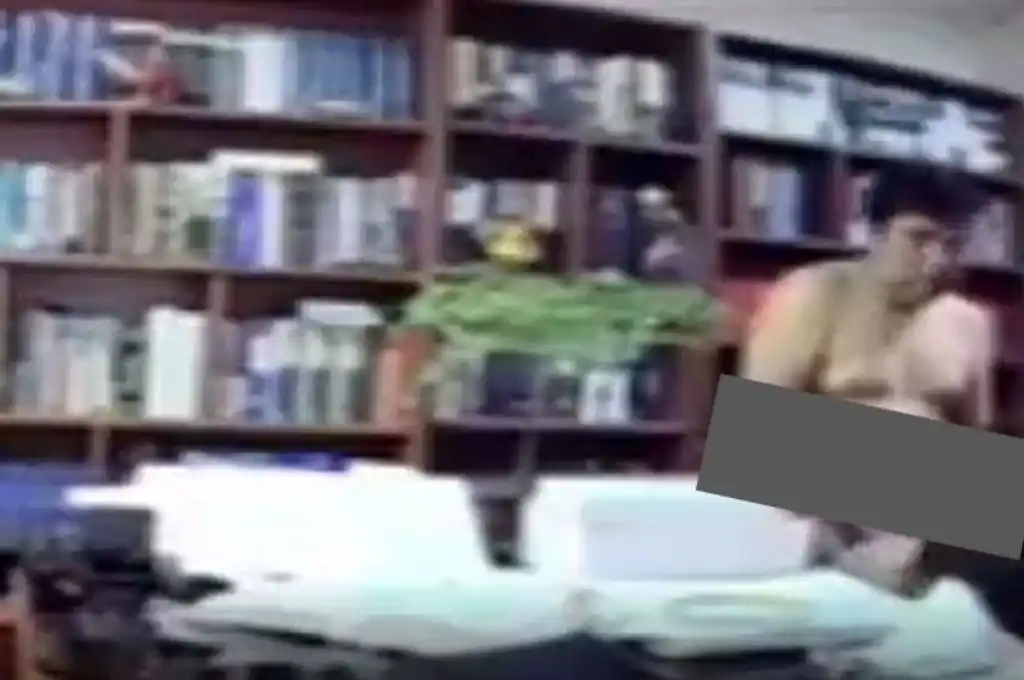 Escándalo: abogado mantiene relaciones sexuales en plena audiencia virtual. VIDEO