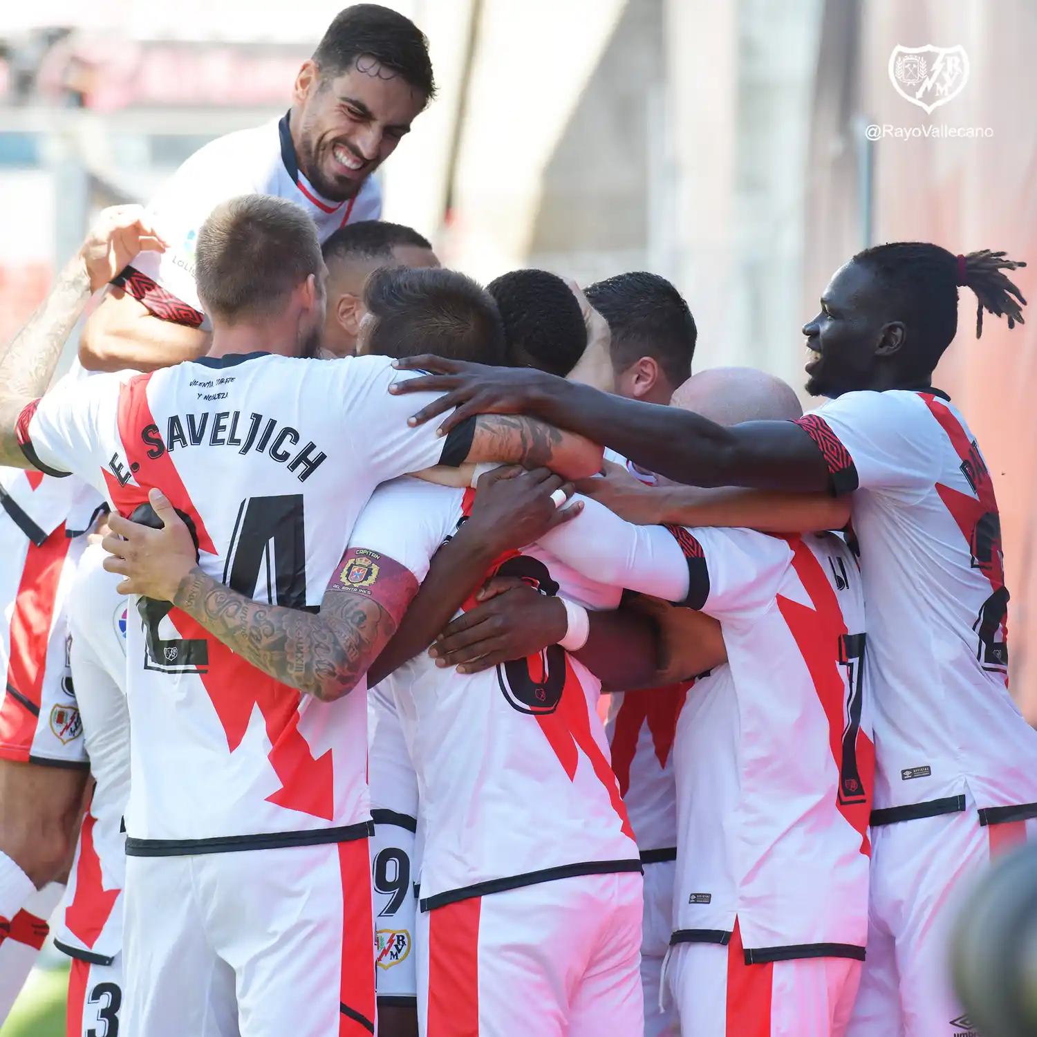 Saveljich, sumido en uno de los festejos del Rayo.