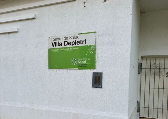 Seis millones para pasar papelones radicales con una sala velatoria en un centro de salud