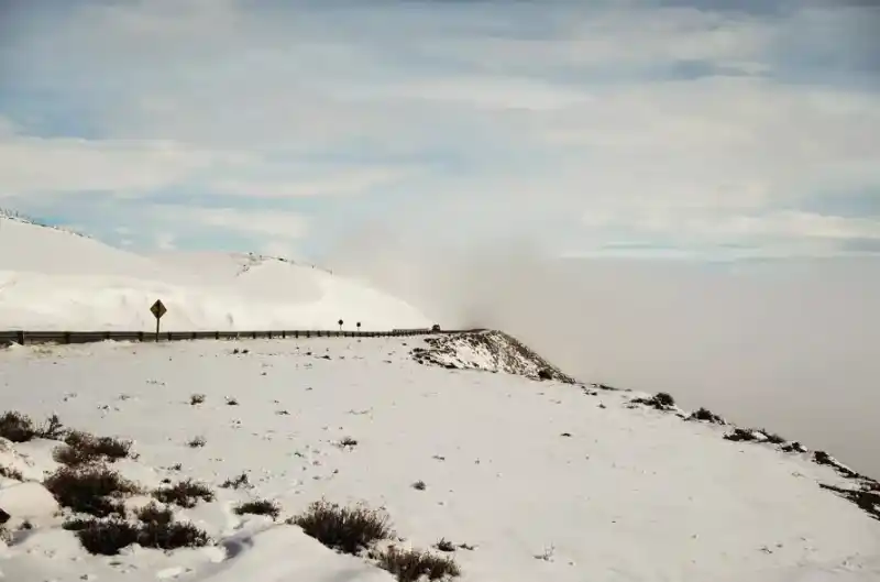 Frío extremo en Santa Cruz: ríos congelados, trabajadores atrapados por la nieve y temperaturas de hasta 25 grados bajo cero