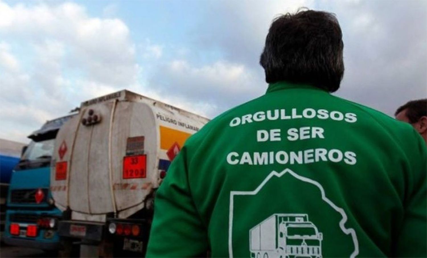 Camioneros acordó un aumento salarial de 107% y un bono de 100 mil pesos