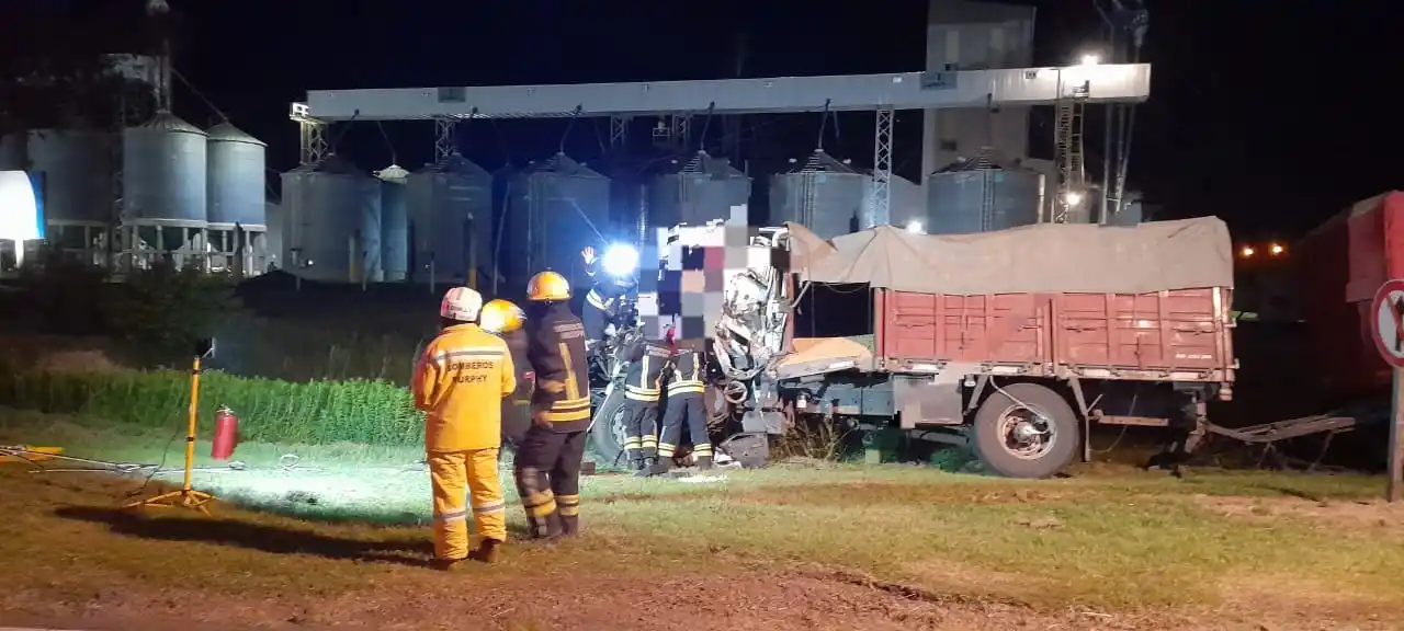 Los bomberos de Murphy en plena tarea de rescate.