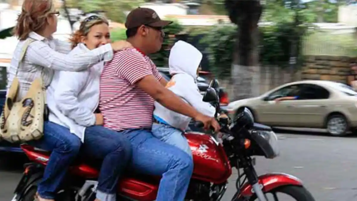 ¡ATENCION! En Baruta multarán con 30 euros a motorizados que lleven a niños a bordo