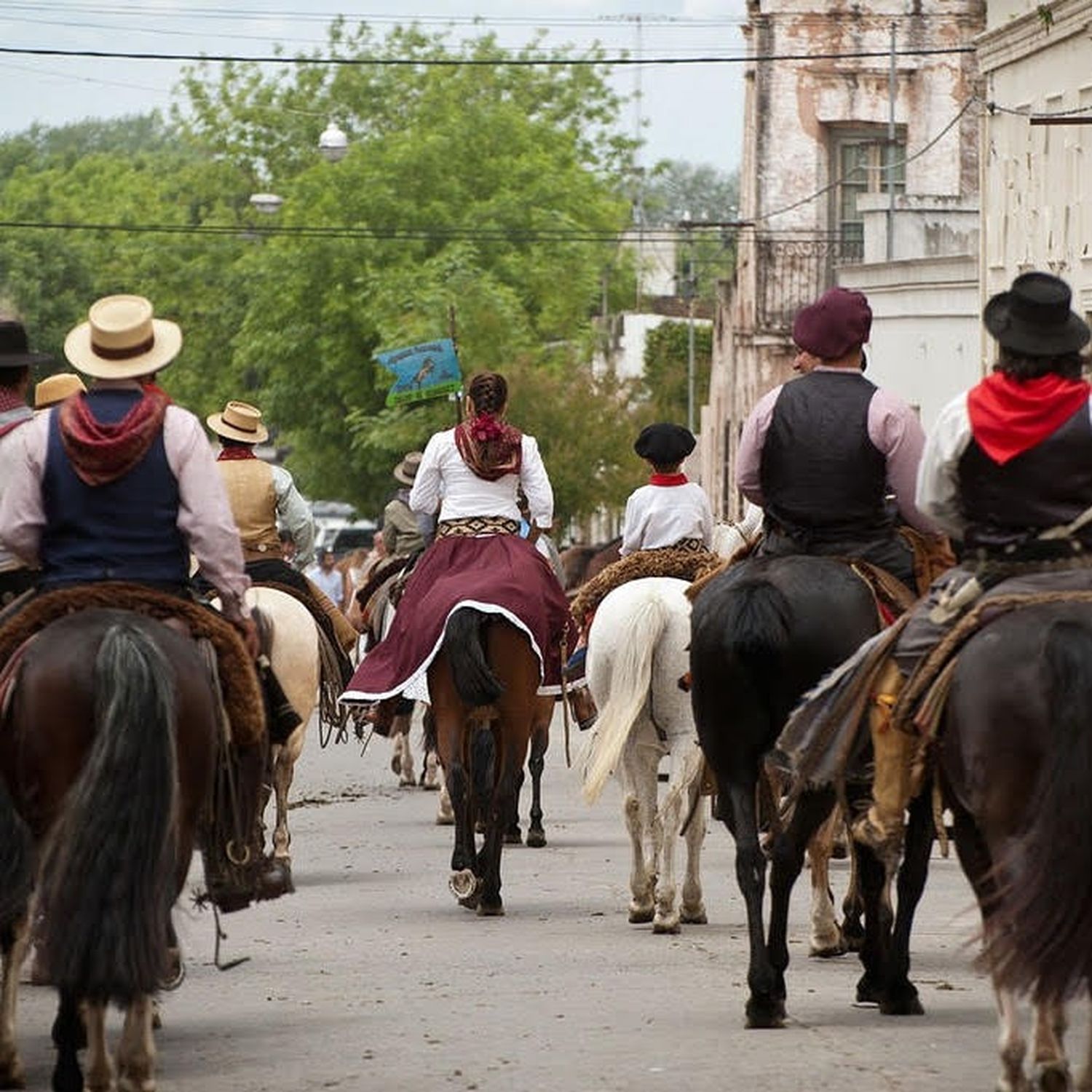 Fiesta de la Tradición en San Antonio de Areco: Bailes de campo, tropillas, comidas típicas y artesanías