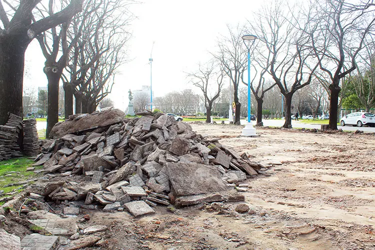 Reconstruyen una vereda en la Plaza