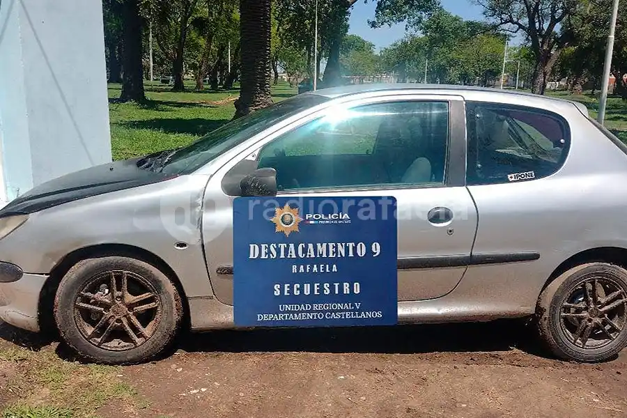 A bordo de un auto, balearon una casa en el barrio 2 de Abril: secuestraron un auto y activaron un pedido de detención