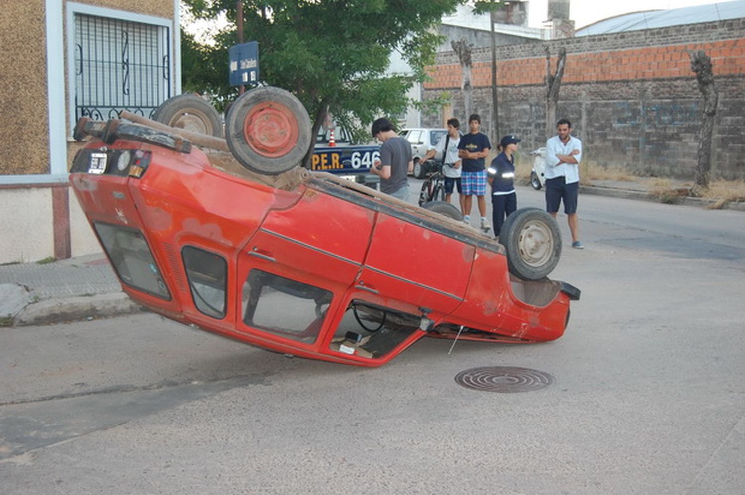 Impresionante vuelco en 3 de Caballería y Maipú