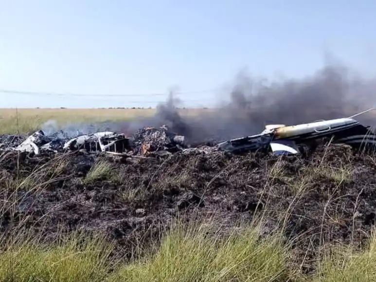 El helicóptero quedó completamente destruido por el fuego.