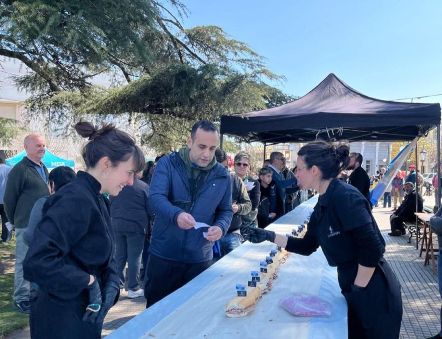 La propuesta superó los 20 metros de sándwich que fue cortado en la plaza Castelli con la atenta mirada y el aplauso de los presentes.