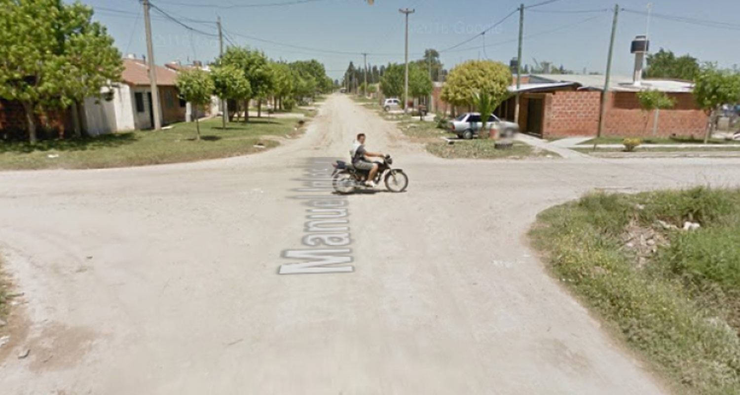 Un motociclista adulto gravemente lesionado tras chocar contra un auto
