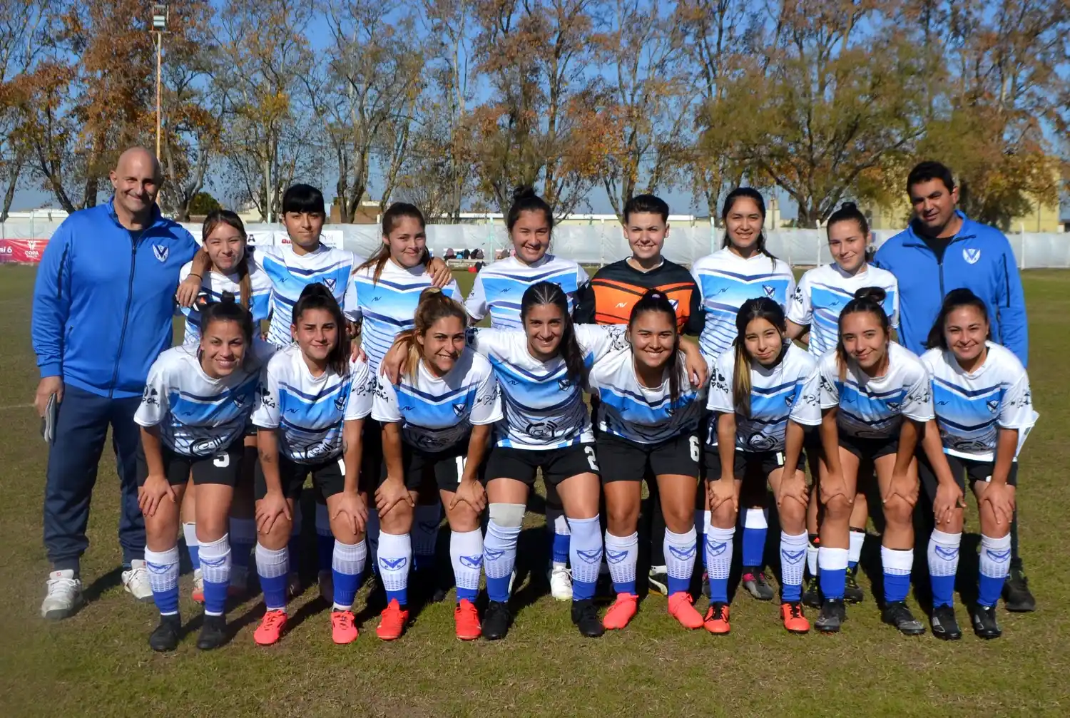 Goleada a domicilio y gran parte de la clasificación adentro para las chicas de "La V Azulada". Foto: Sur24.