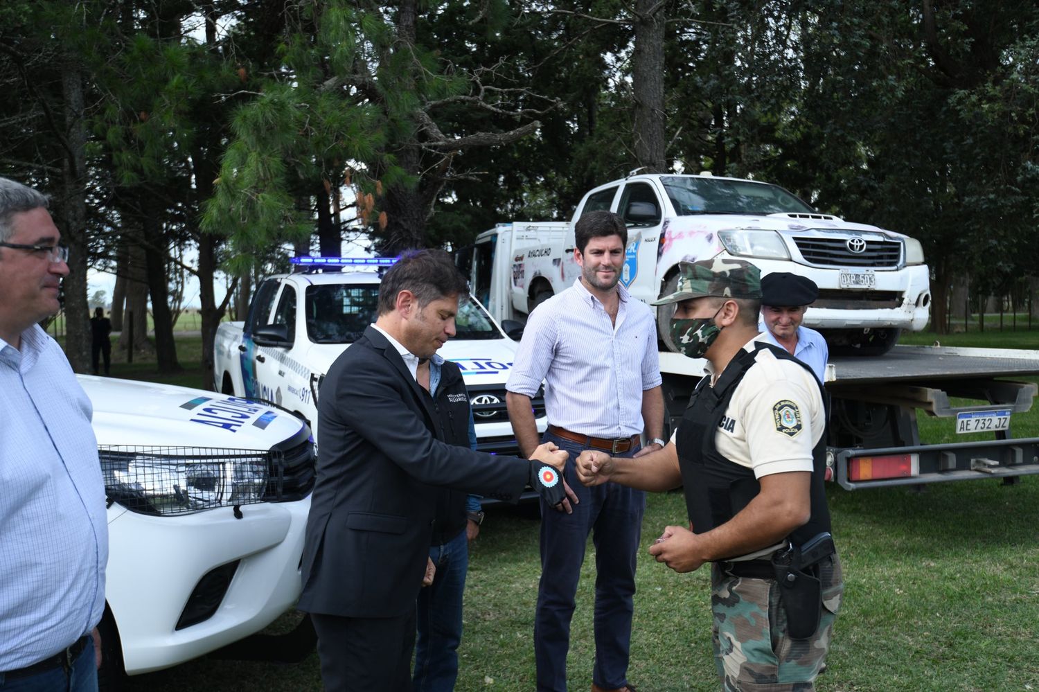 Kicillof entregó patrulleros en Ayacucho y adelantó que en abril egresan 1.100 nuevos cadetes bonaerenses