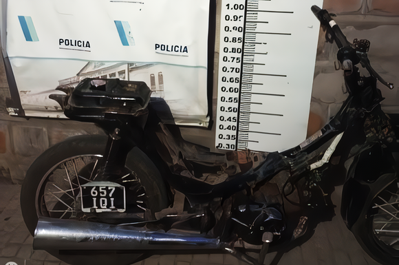 Conducía una moto sin documentación, se resistió al control y agredió a un policía