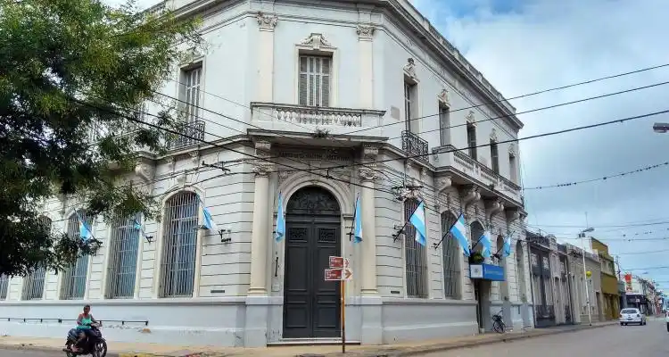 Bancos cerrados por feriado y problemas por cajeros sin dinero
