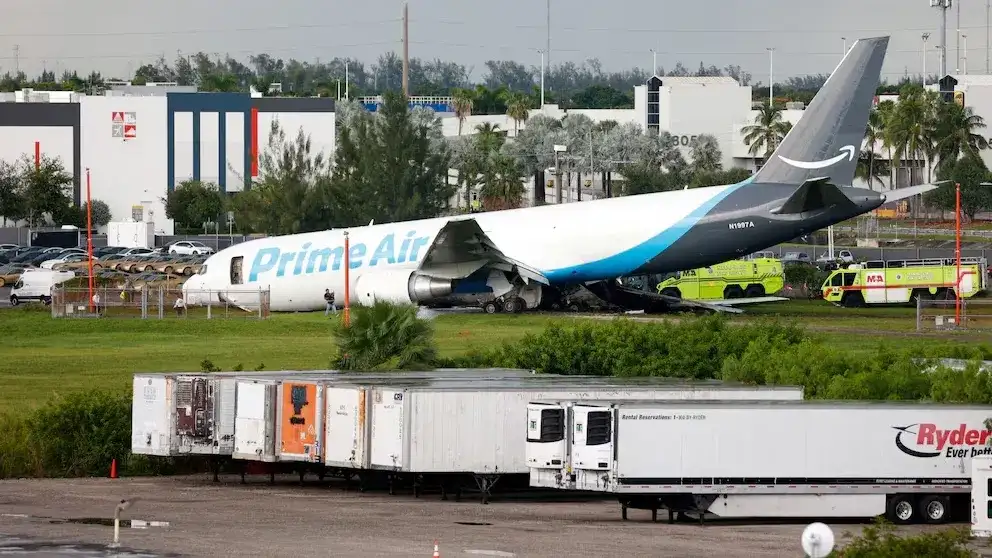 Cinco muertos al despistarse un avión de carga de Amazon en el Aeropuerto de Miami