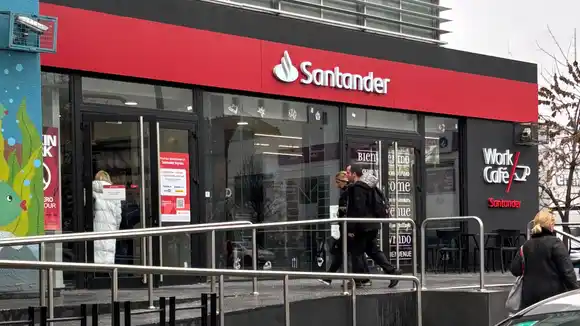 Preocupación por despidos en el Banco Santander: “Son retiros voluntarios disfrazados”, denuncian desde La Bancaria