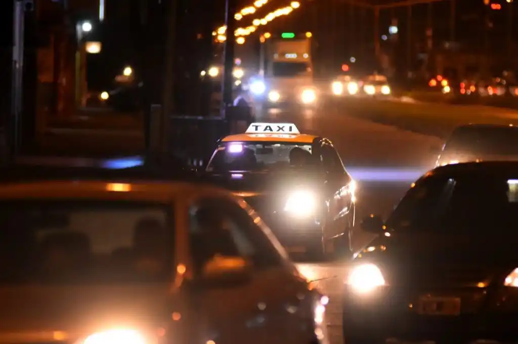 Un taxista se negó a realizar un viaje en Mar del Plata, lo golpearon y le dañaron el auto: hay cinco detenidos