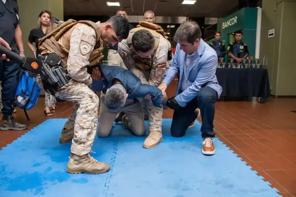 VIDEO | El ministro de Seguridad cordobés se dejó electrocutar ante las cámaras: "Sentí 10 mil magiclicks"