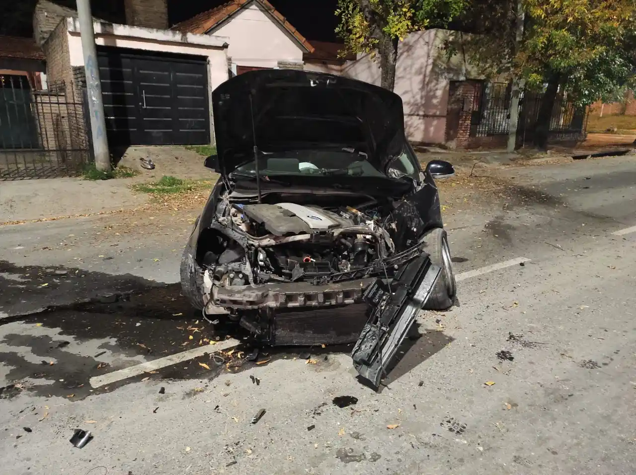 Automóvil despistó e impactó contra un árbol