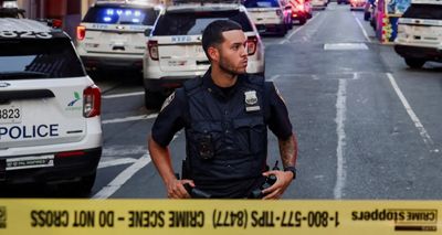 Cuatro muertos, entre ellos un policía, por feroz tiroteo en el centro de Manhattan