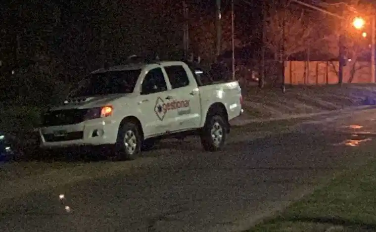 El vehículo que lo atropelló es una Toyota Hilux de color blanco.