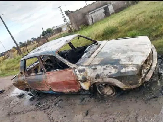 Robaron un auto y lo incendiaron