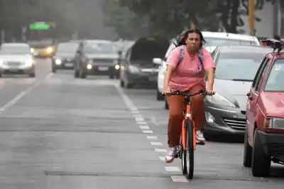 Jueves con cielo algo nublado en la ciudad de Santa Fe