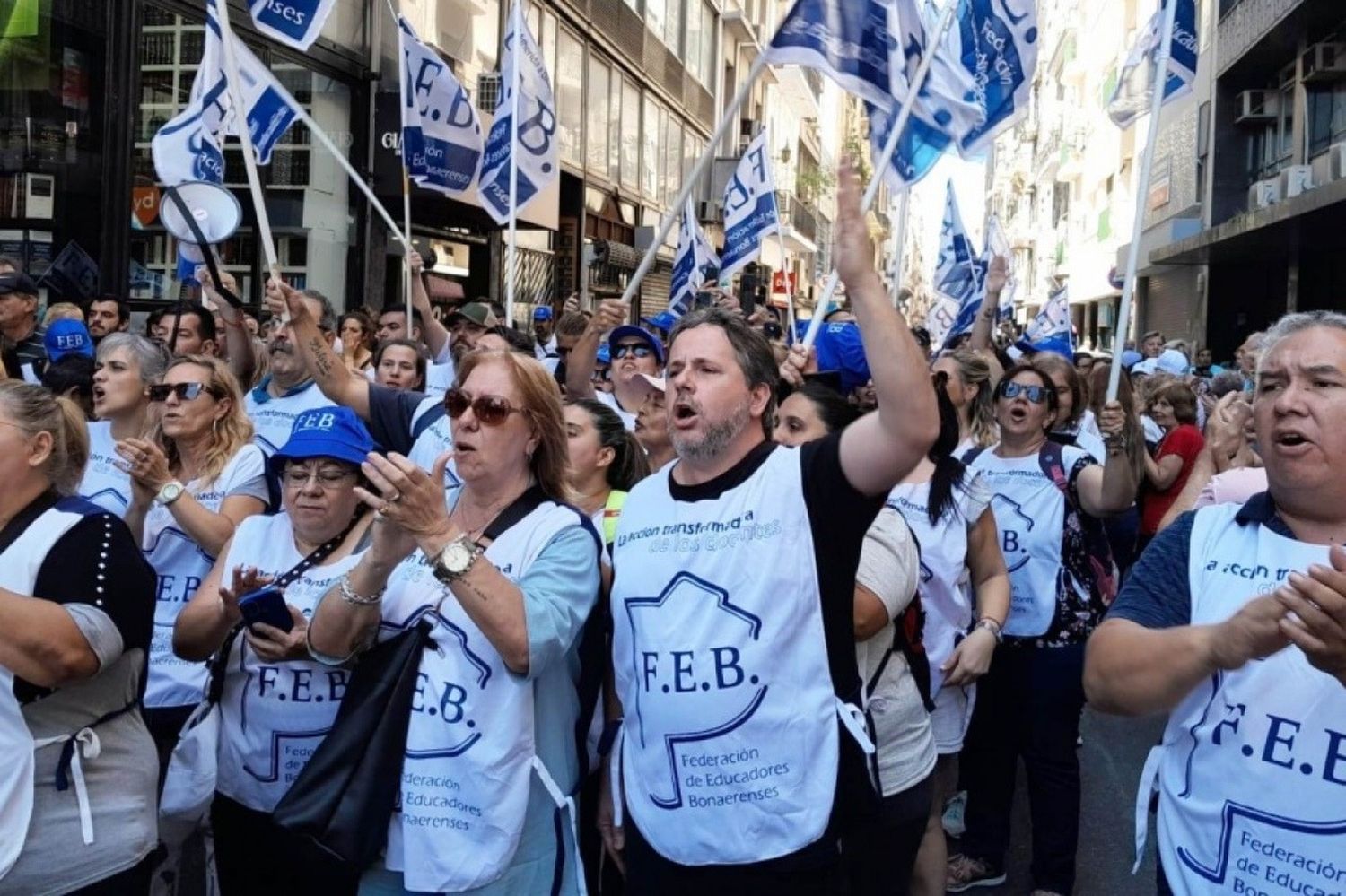 Docentes bonaerenses marchan al Congreso contra el proyecto de Educación como servicio esencial