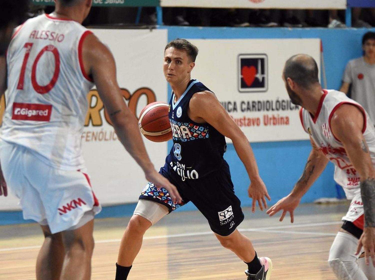 Dominio de balón. Juan Ignacio Laterza protege la posesión ante la marca de sus rivales