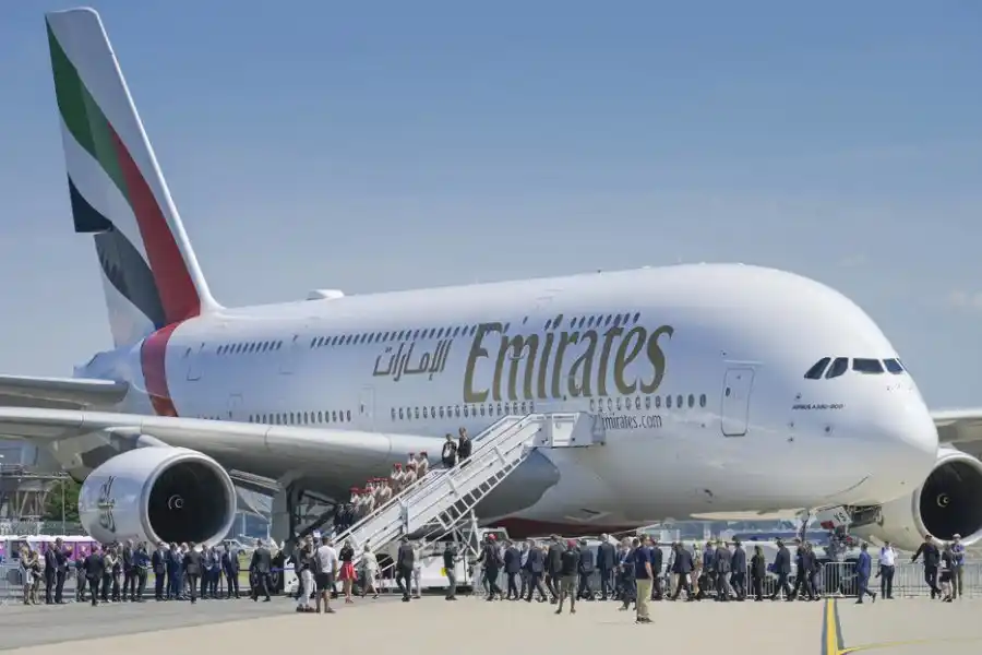 FOTOS | Un avión voló alrededor de 14 horas con un agujero en el fuselaje