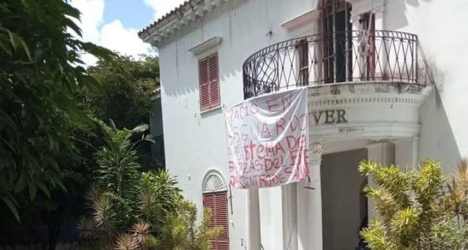 Colectivos invaden mansión en Caracas para «atender» pacientes con COVID-19