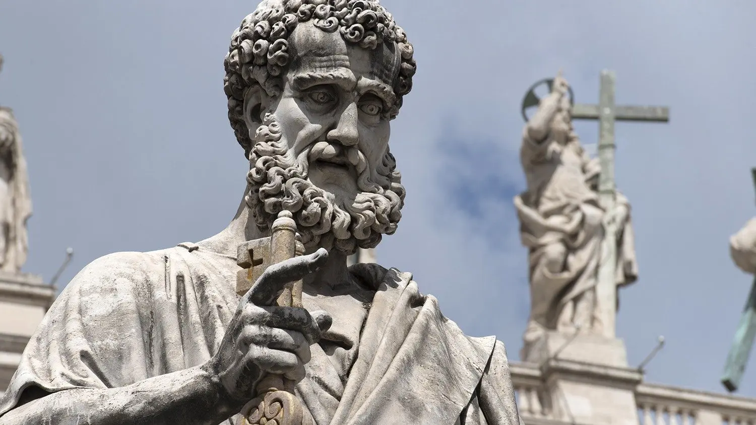 La estatua de San Pedro, primer Pontífice en la historia de la Iglesia. Vaticans News